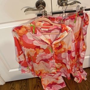 Natori - 2 piece floral pajama set. Long sleeve top/pants.